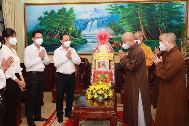 Chư tôn đức chúc Tết đến lãnh đạo Quận ủy quân Tân Bình