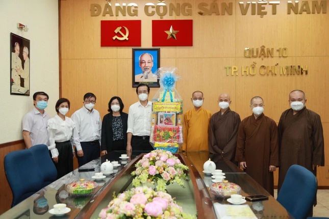 Trao quà chúc Tết đến Quận ủy quận 10 Trao quà chúc Tết đến Quận ủy quận 10