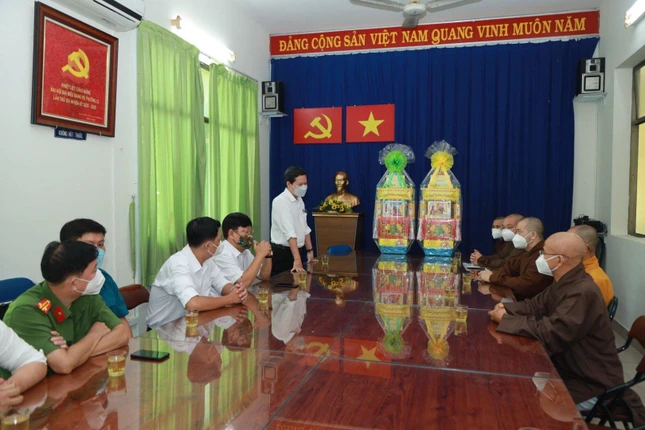 Lãnh đạo phường 12, quận 10 chúc Tết đến chư tôn đức Lãnh đạo phường 12, quận 10 chúc Tết đến chư tôn đức