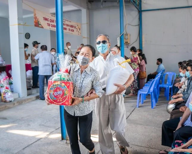 Người khiếm thị nhận quà Tết