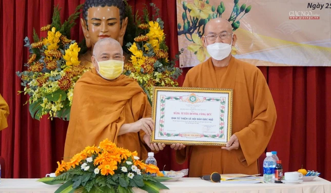 Hòa thượng Thích Giác Toàn trao Bằng tuyên dương công đức của Ban Trị sự GHPGVN TP.HCM đến Hòa thượng Thích Tâm Viên