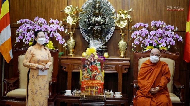 Bà Nguyễn Thị Lệ chúc Tết đến chư tôn đức Ban Trị sự GHPGVN TP.HCM