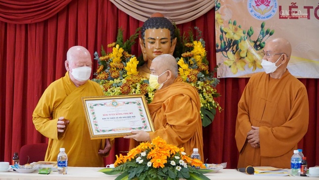 Hòa thượng Thích Giác Toàn trao Bằng tuyên dương công đức đến Thượng tọa Thích Duy Trấn