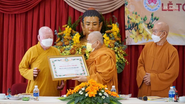 Hòa thượng Thích Giác Toàn trao Bằng tuyên dương công đức đến Thượng tọa Thích Duy Trấn