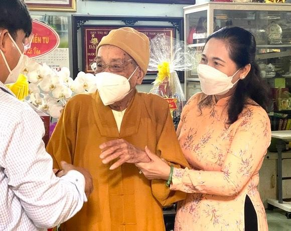 Bà Nguyễn Thị Lệ vấn an Trưởng lão Hòa thượng Thích Hiển Tu - Ảnh: SGSP