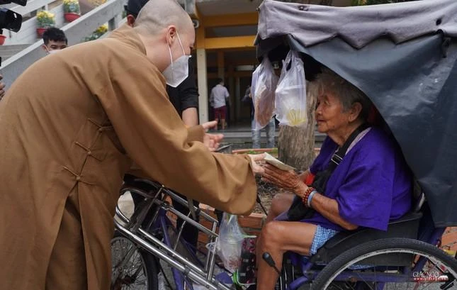 Trao quà đến người nghèo