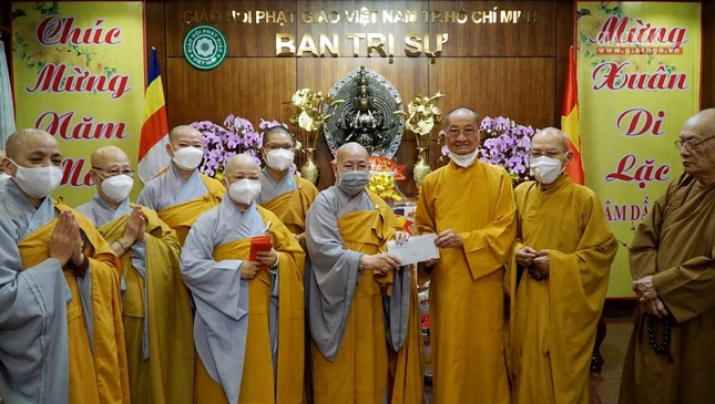 Trao cúng dường chư tôn đức Ban Trị sự Phật giáo TP.HCM