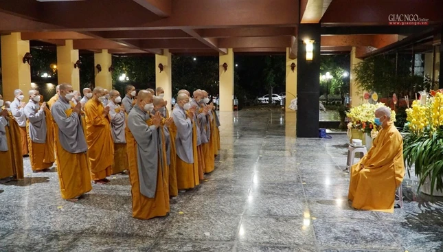 Đại diện chư Ni Phân ban Ni giới Trung ương tác bạch khánh tuế