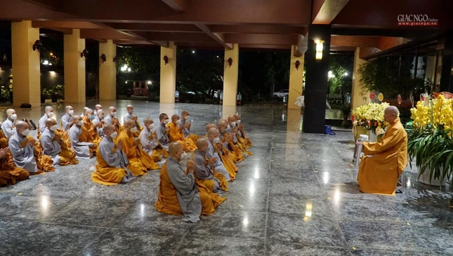 Trưởng lão Hòa thượng Quyền Pháp chủ GHPGVN ban pháp, trao đổi một số kinh nghiệm về tu tập, hành đạo