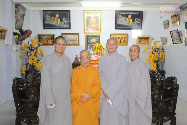 Thăm, vấn an Ni trưởng Thích nữ Huệ Từ