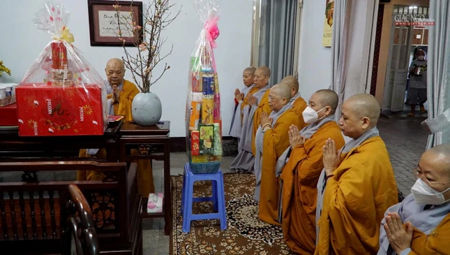 Chư Ni Phân ban Ni giới Phật giáo TP.HCM đảnh lễ, chúc Tết cổ truyền đến Ni trưởng Thích nữ Tịnh Nguyện