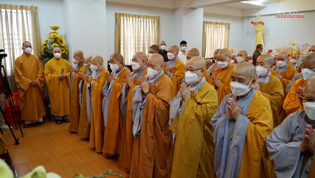 Chư Ni đảnh lễ, khánh tuế chư tôn đức Hội đồng Trị sự