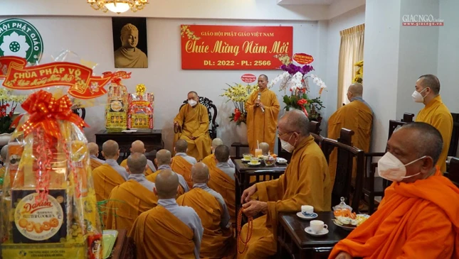 Hòa thượng Thích Thiện Thống cảm ơn chư Ni đã thăm, chúc Tết cổ truyền