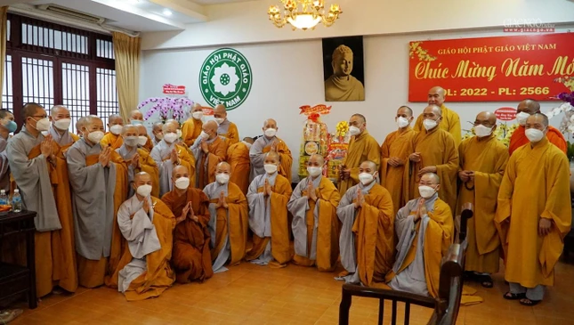 Chụp ảnh lưu niệm tại cùng chư tôn giáo phẩm Hội đồng Trị sự