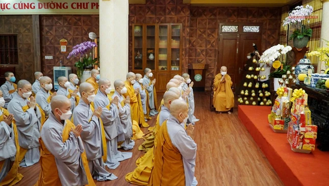 Khánh tuế đến Hòa thượng Chủ tịch Hội đồng Trị sự tại chùa Minh Đạo