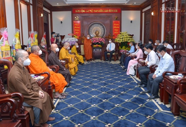 Chư tôn đức Ban Thường trực Ban Trị sự TPHCM chúc Tết lãnh đạo Thành ủy và đại diện các cơ quan TP.HCM