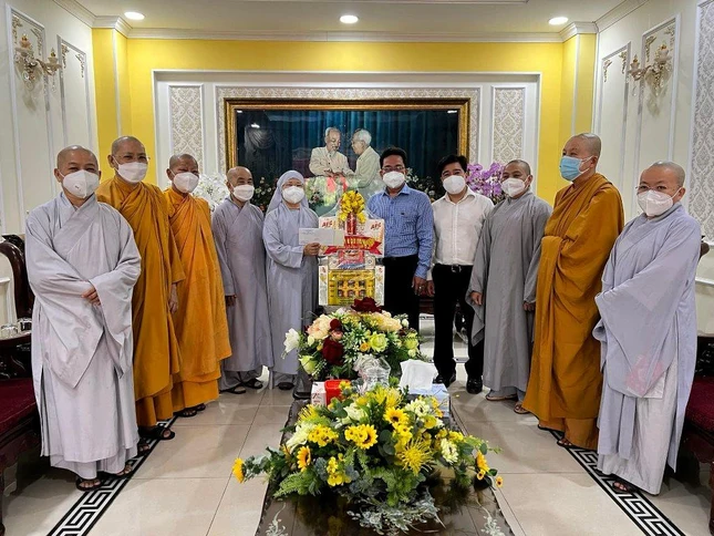 Ni trưởng Thích nữ Như Thảo tặng quà chúc Tết tại Văn phòng UBND TP.HCM