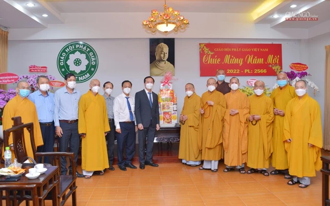 Chụp ảnh lưu niệm cùng chư tôn đức Hội đồng Trị sự GHPGVN