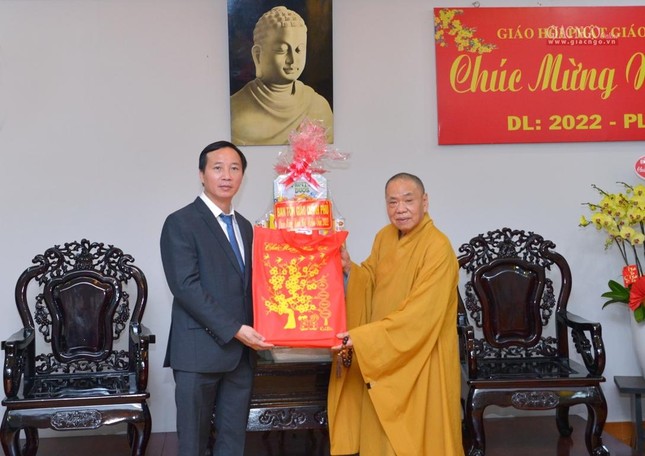 Ông Trưởng ban Tôn giáo Chính phủ tặng quà đến Hòa thượng Thích Thiện Pháp, Phó Chủ tịch Thường trực Hội đồng Trị sự kiêm Trưởng ban Tăng sự Trung ương