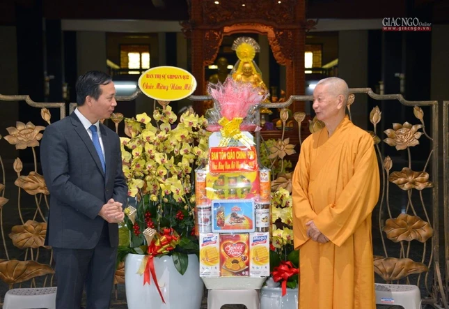 Ông Vũ Hoài Bắc, Trưởng ban Tôn giáo Chính phủ vấn an sức khỏe Trưởng lão Hòa thượng Quyền Pháp chủ GHPGVN