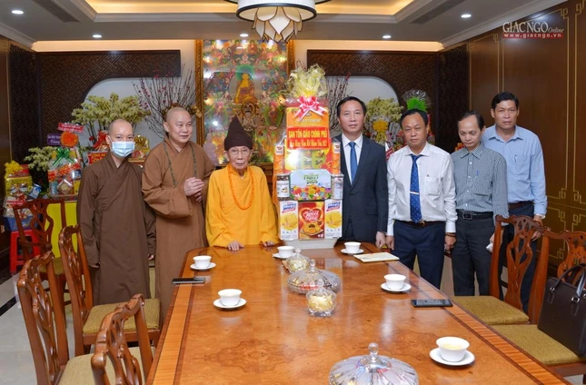Tặng quà chúc xuân đến Trưởng lão Hòa thượng Thích Đức Nghiệp