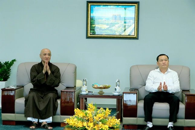 Ông Phạm Văn Chánh tiếp Hòa thượng Thích Huệ Thông
