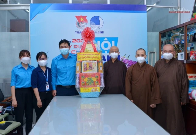 Thượng tọa Thích Thiện Quý cùng chư tôn đức trao quà chúc xuân tại Hội Liên hiệp Thanh niên VN TP.HCM