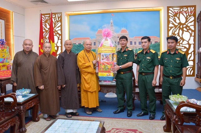 Thượng tọa Thích Thanh Phong chúc Tết đến lãnh đạo Bộ Tư lệnh TP.HCM