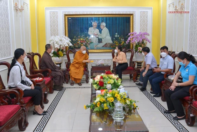 Bà Phan Kiều Thanh Hương tiếp thân mật Hòa thượng Thích Giác Toàn Bà Phan Kiều Thanh Hương tiếp thân mật Hòa thượng Thích Giác Toàn