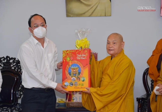 Hòa thượng Chủ tịch Hội đồng Trị sự tặng quà Tết đến Phó Bí thư Thành ủy Nguyễn Hồ Hải