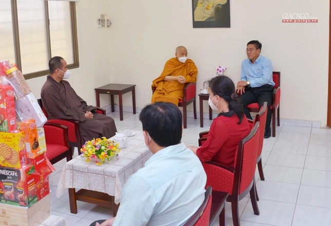 Ông Nguyễn Duy Tân tiếp Ban Biên tập báo Giác Ngộ Ông Nguyễn Duy Tân tiếp Ban Biên tập báo Giác Ngộ