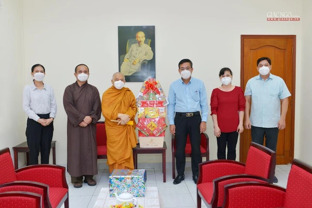 Hòa thượng trao quà Tết đến ông Nguyễn Duy Tân Hòa thượng trao quà Tết đến ông Nguyễn Duy Tân