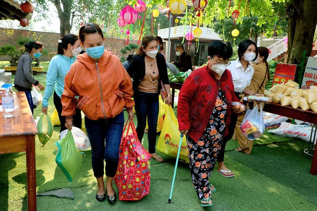 Người nghèo được hỗ trợ mua đồ thiết yếu cho Tết no đủ