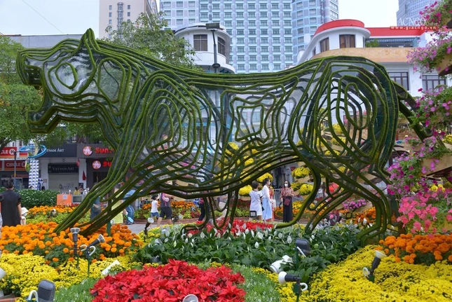 Linh vật hổ được thiết trí ở nhiều tiểu cảnh biểu trưng cho sức mạnh