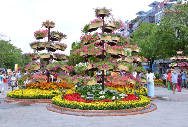 Cảnh sắc mùa xuân ở Đường hoa Nguyễn Huệ là nét đẹp của người dân TP.HCM Cảnh sắc mùa xuân ở Đường hoa Nguyễn Huệ là nét đẹp của người dân TP.HCM