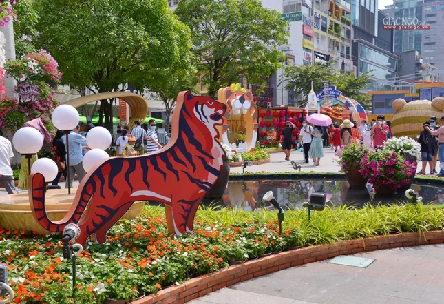 Nhiều tiểu cảnh sinh động ở đường hoa phục vụ người dân du xuân