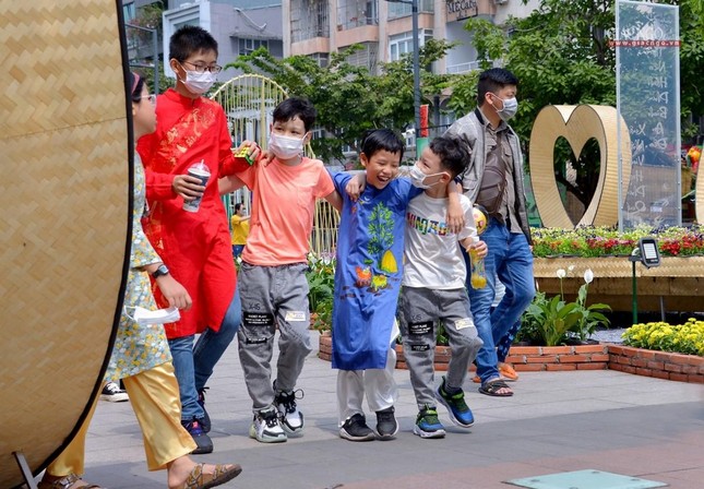 Nhiều năm qua đường hoa Nguyễn Huệ đã trở thành nét văn hoá Tết của người dân TP.HCM mỗi khi đến độ xuân về Nhiều năm qua đường hoa Nguyễn Huệ đã trở thành nét văn hoá Tết của người dân TP.HCM mỗi khi đến độ xuân về