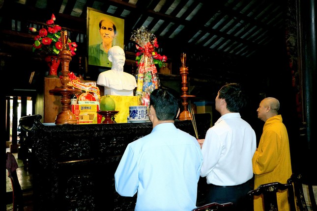 Đoàn niêm hương tại Tổ đường chùa Hội Khánh Đoàn niêm hương tại Tổ đường chùa Hội Khánh