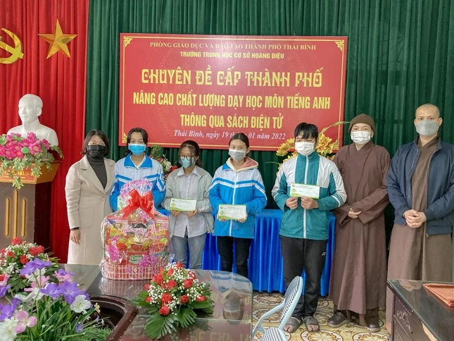 Chùa Từ Xuyên tặng quà Tết tại trường THCS Hoàng Diệu