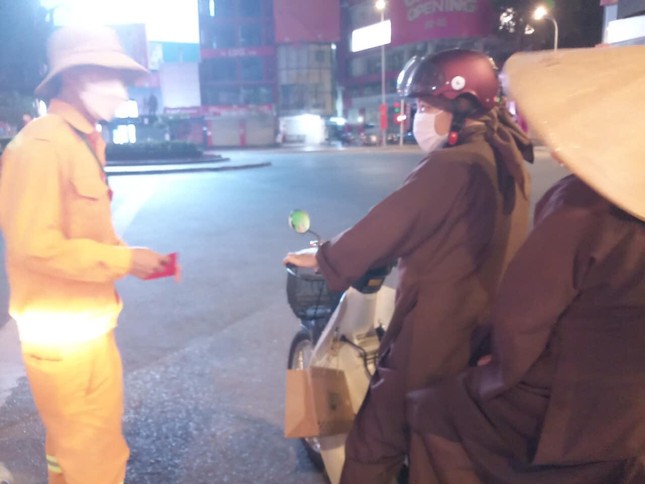 Thăm hỏi, chúc Tết đến công nhân vệ sinh Thăm hỏi, chúc Tết đến công nhân vệ sinh