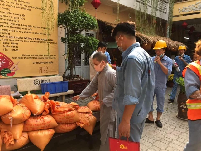 Gạo chuẩn bị tặng đến các công nhân môi trường Gạo chuẩn bị tặng đến các công nhân môi trường