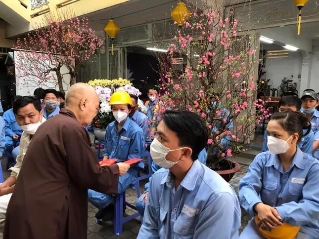 Chia sẻ với các công nhân môi trường quận 10 Chia sẻ với các công nhân môi trường quận 10