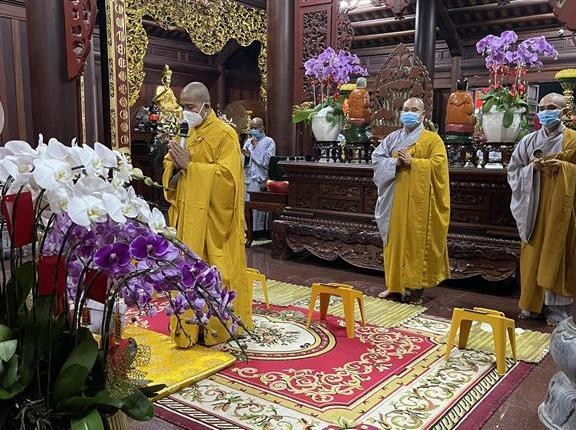 Chư Tăng tụng thời kinh Dược Sư cầu an trong năm mới