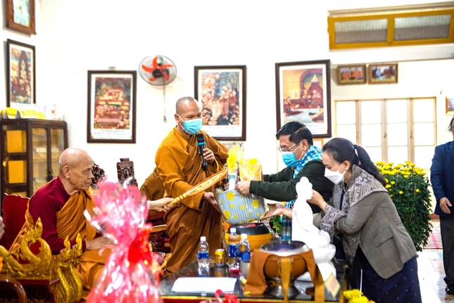 Ông ViêngXay PhommaChanh cúng dường chư Tăng chùa Tam Bảo Ông ViêngXay PhommaChanh cúng dường chư Tăng chùa Tam Bảo