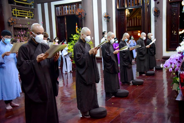 Tụng kinh Chuyển Pháp Luân cầu nguyện trong năm mới