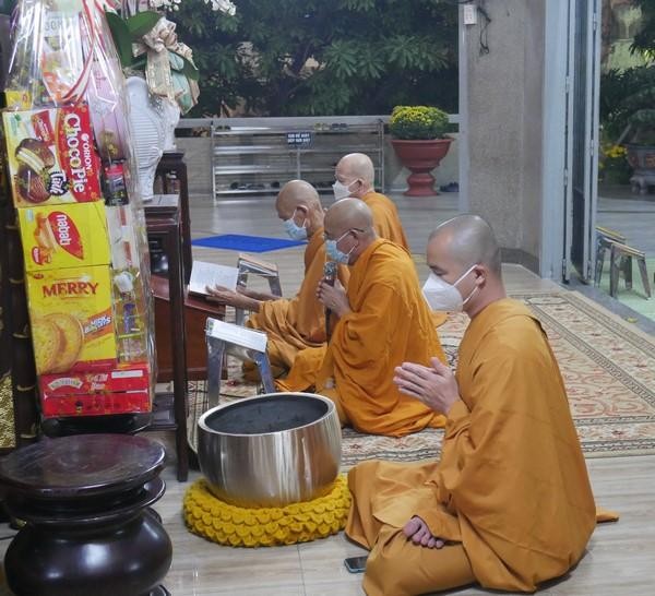 Chư Tăng trì tụng kinh trước giao thừa