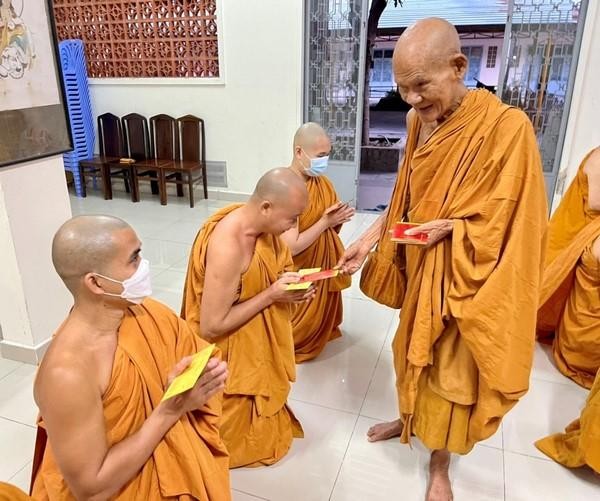 Trao lộc đầu năm Nhâm Dần