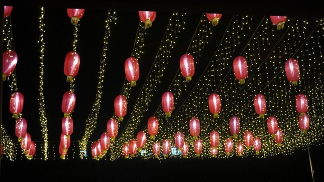 Không gian chùa Huệ Chiếu được trang trí đèn hoa