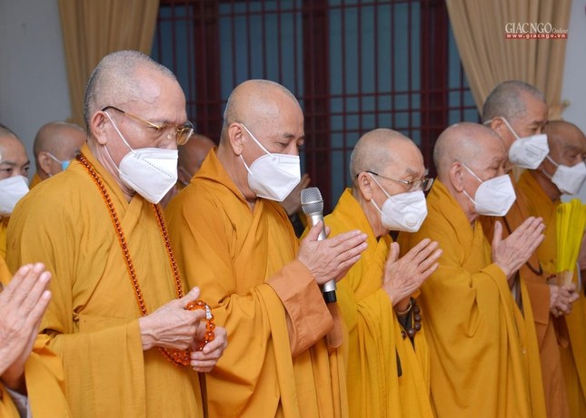 Thay mặt Ban, Viện Trung ương, Văn phòng II Trung ương Giáo hội, Hòa thượng Thích Huệ Thông khánh tuế đến Hòa thượng Thích Thiện Nhơn, Hòa thượng Thích Thiện Pháp