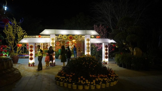 Không gian chùa Huệ Chiếu được trang trí đèn hoa để khách thập phương đến viếng cảnh, tạo nên nét văn hóa rất đặc sắc làm cho không khí những ngày đầu năm mới thêm vui vẻ, phấn khởi